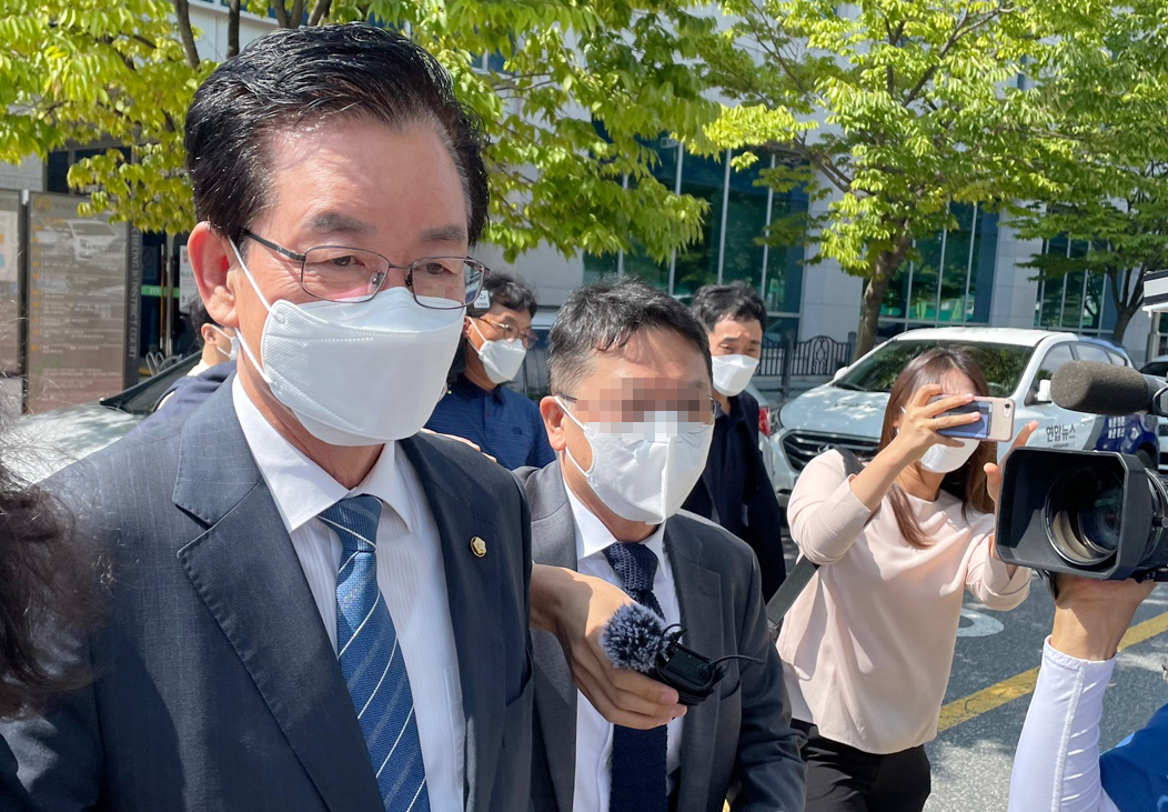 4·15 총선 때 회계 부정 등을 저지른 혐의로 당선무효형을 선고받은 정정순 더불어민주당 의원(청주 상당)이 법원을 빠져나가고 있다. [연합]