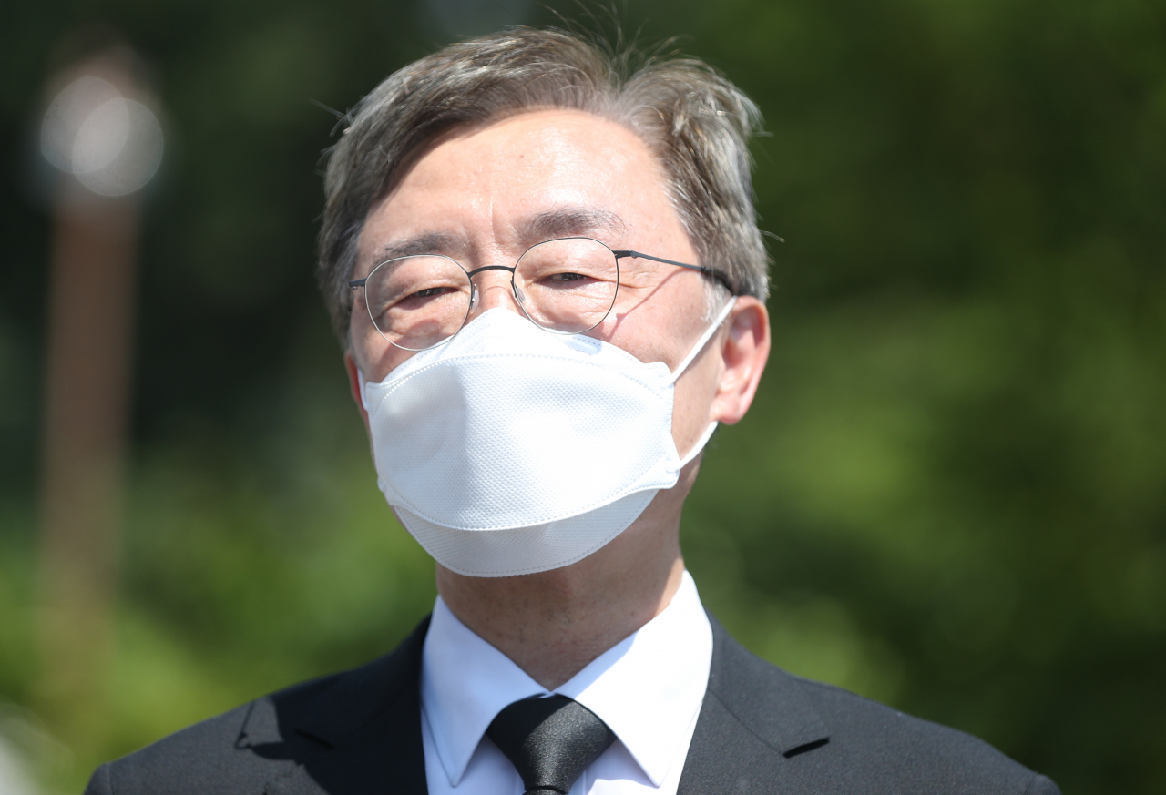 국민의힘 대권주자인 최재형 전 감사원장이 지난 5일 오후 경남 창원시 마산회원구 국립 3·15 민주 묘지 참배 후 취재진 질문에 답하고 있다. [연합]