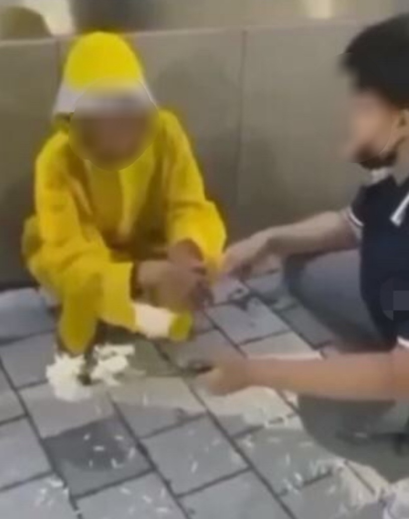 10대 남학생(오른쪽)이 60대 여성의 머리를 때리는 장면. [보배드림 갈무리]