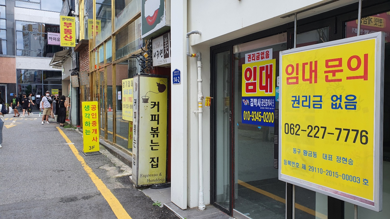 충장로는 불과 몇달 전만 해도 문을 열었던 신발가게, 옷가게, 화장품, 통신매장이 모두 사라졌다. [서인주 기자]