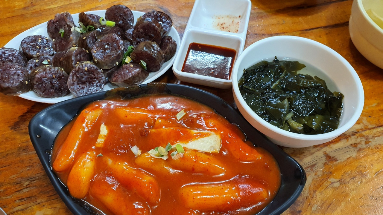 광주동구청과 상인들은 충장로 르네상스를 위한 해법 마련에 나섰다. 사진은 광주시가 선정한 맛집의 대표 메뉴. 이 집은 1974년 문을 열었고 떡볶이, 김밥, 상추튀김으로 유명한 식당이다. [서인주 기자]