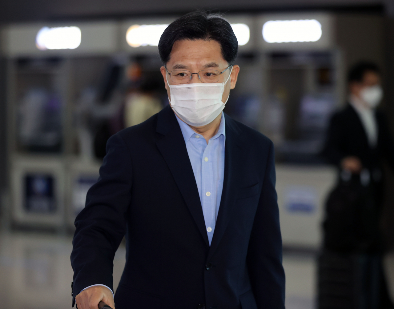 노규덕 한반도평화교섭본부장이 29일 오전 인천국제공항 제1여객터미널에서 한반도 평화 프로세스 조기 재가동을 위한 한미 양국 간 협의를 위해 미국 워싱턴으로 출국하고 있다. 노 본부장은 성 김 미국 대북특별대표 초청으로 다음 달 1일까지 워싱턴DC에서 국무부와 백악관 국가안보회의 관계자 등 미국 조야 인사를 만날 예정이다. [연합]