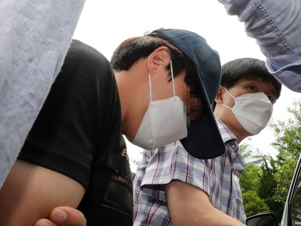 20개월 여아를 학대 살해한 혐의를 받고 있는 계부가 구속 전 피의자 심문 당시 법원에 가는 모습. [연합]