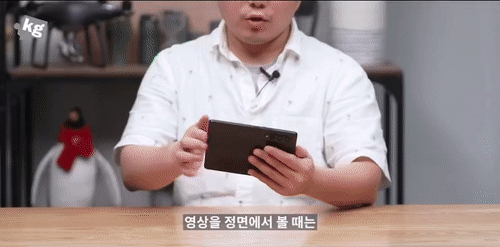 폴더블폰 최초로 언더디스플레이카메라(UDC) 기술이 적용된 갤럭시Z폴드3. 카메라 윗부분 서브디스플레의 픽셀이 모기장처럼 보여 눈에 거슬린다는 지적이 나오기도 했다. [유튜브 채널 ‘언더케이지’ 영상 캡처]