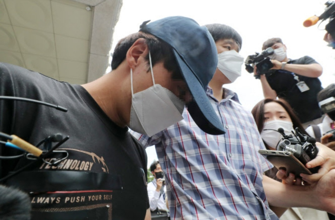 생후 20개월 된 여자아이를 학대해 숨지게 한 혐의를 받는 양모씨가 대전지법에서 구속 전 피의자 심문(영장실질심사)을 받기 위해 지난달 14일 오후 대전 서구 둔산경찰서를 나오고 있다. [연합]