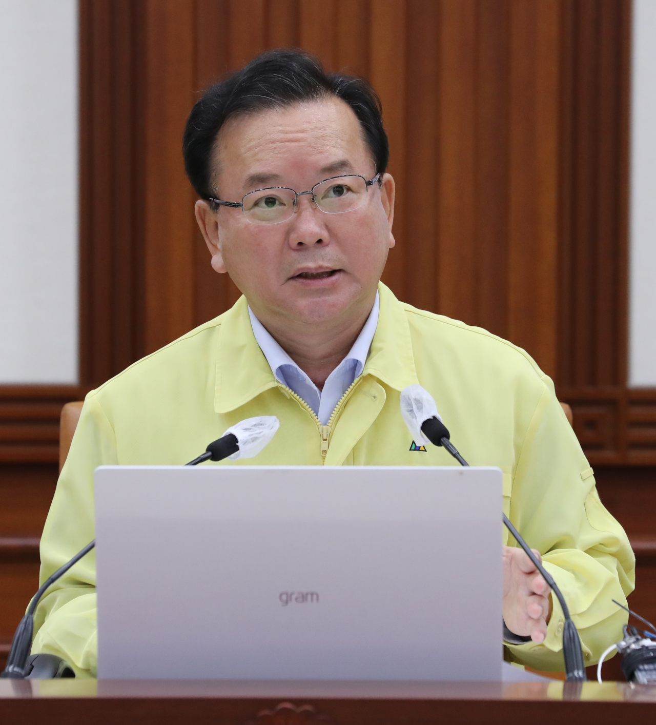 김부겸 국무총리가 29일 오후 정부서울청사에서 열린 코로나19 대응 중앙재난안전대책본부 회의를 주재하고 있다. [연합]