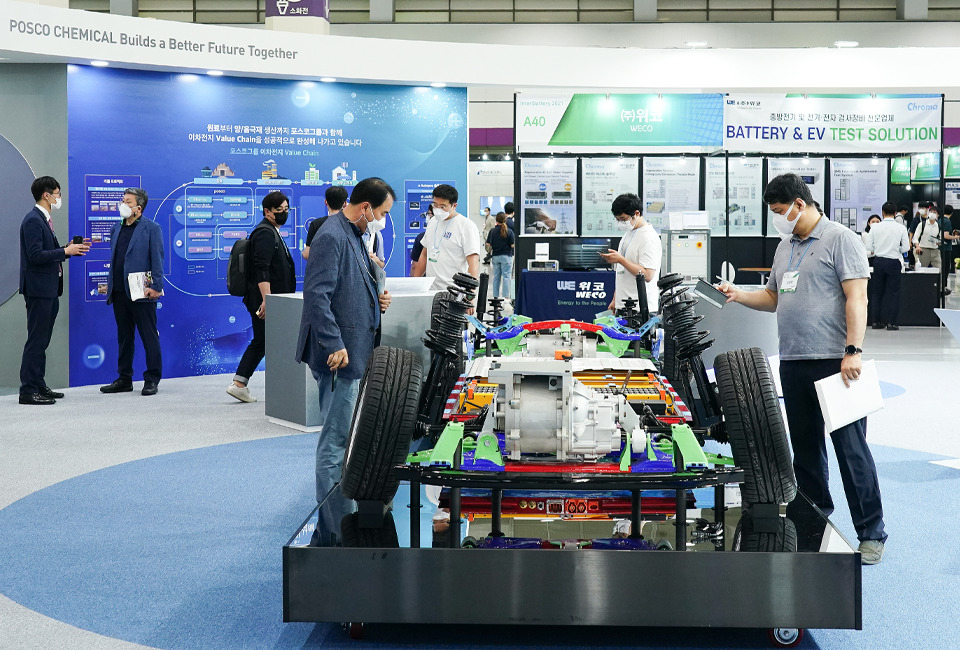 올 6월 서울 코엑스에서 열린 '인터배터리2021'의 포스코케미칼 부스에서 관람객들이 친환경 모빌리티 제품을 관람하고 있다. [포스코케미칼 제공]