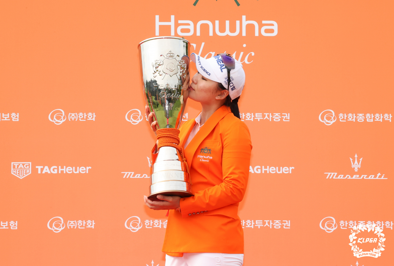 이다연이 한화클래식에서 우승을 차지한 뒤 트로피에 입맞추고 있다./KLPGA 제공