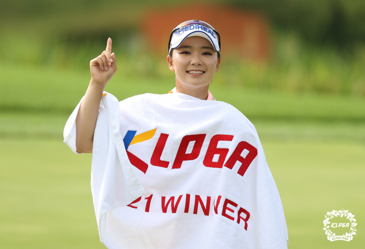 이다연이 1년 9개월만에 통산 6번째 우승을 차지한 뒤 기뻐하고 있다../KLPGA 제공