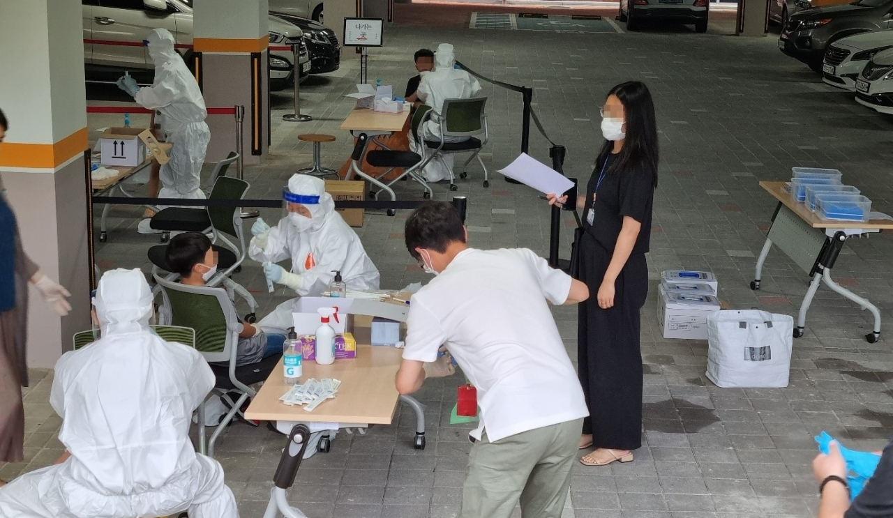 대구지역 한 초등학교에서 1명의 확진자가 나온 가운데 29일 오후 교내에 마련된 임시 선별검사소에서 학생들이 코로나19 검사를 받고 있다.[사진=김병진 기자]