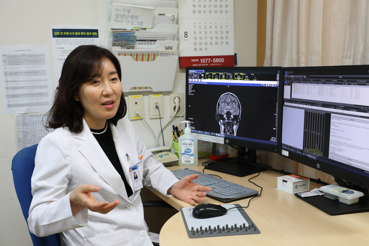 뇌전증 치료는 발작의 원인을 밝히는 것이 가장 중요합니다. 아직도 원인을 찾지 못하거나 원인에 따른 치료법이 밝혀지지 않은 경우도 많지만 최근에는 유전자 검사의 발전 등 다양한 진단적 기법으로 원인을 찾아서 효과적인 치료를 할 수 있는 기회가 많아졌습니다.