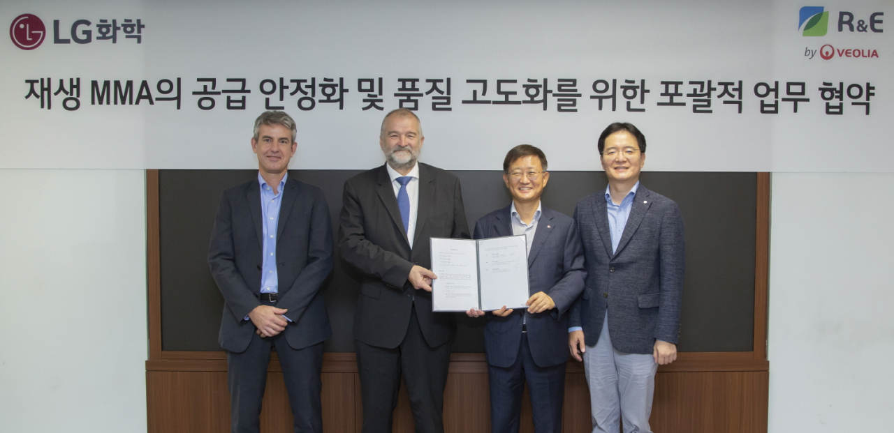 기욤 클릭송 베올리아코리아 최고운영책임자(왼쪽부터), 마르셀 가보렐 베올리아코리아 대표, 노국래 LG화학 석유화학사업본부장, 심규석 LG화학 ABS사업부장이 30일 서울 여의도 LG트윈타워에서 ‘재활용 MMA 공급 안정화 및 품질 고도화를 위한 업무협약(MOU)’을 체결한 뒤 기념 촬영을 하고 있다.[LG화학 제공]