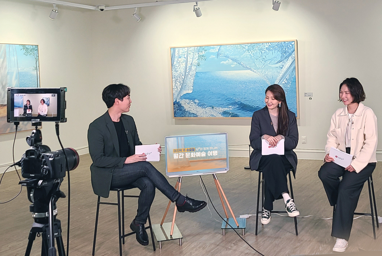 LG유플러스는 문화·예술 공동 프로젝트 ‘U+스테이지’에서 미술 전시, 클래식 페스티벌 등 특별 콘텐츠를 독점 제공한다고 30일 밝혔다. 사진은 U+스테이지 제작현장에서 앨리스 달튼 브라운의 작품을 소개하고 있는 모습. [LG유플러스 제공]