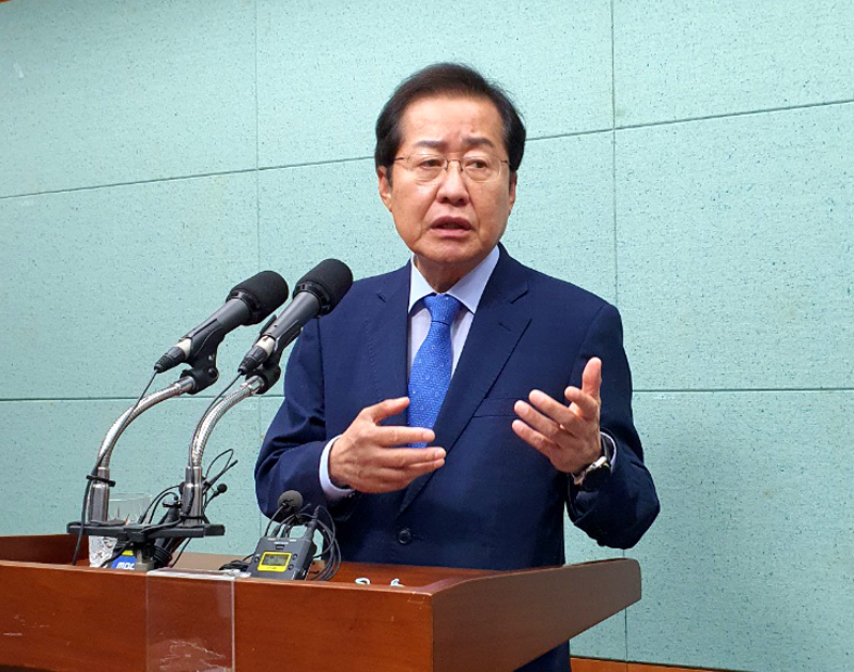국민의힘 대권주자인 홍준표 의원이 26일 전북도의회에서 기자 간담회 도중 질문에 답하고 있다. [연합]