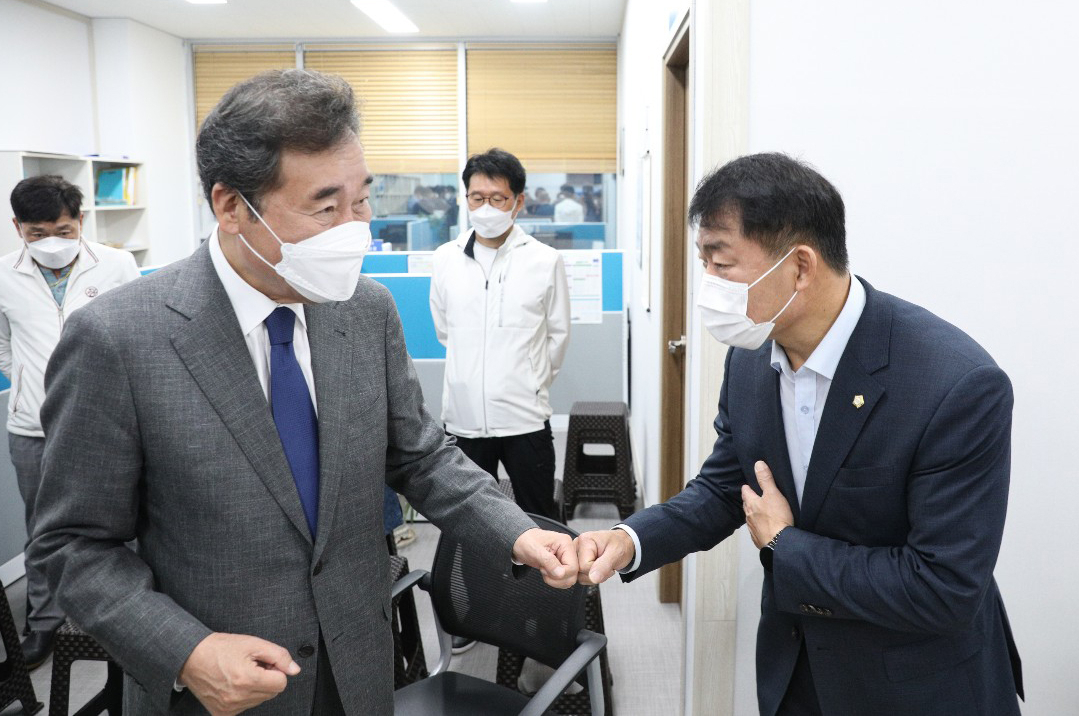 더불어민주당 대권주자인 이낙연 전 대표가 29일 충북 음성군 맹동면 임호선 국회의원 지역사무소에서 열린 중부3군 핵심당원 간담회에서 참석자들과 인사하고 있다. 연합뉴스
