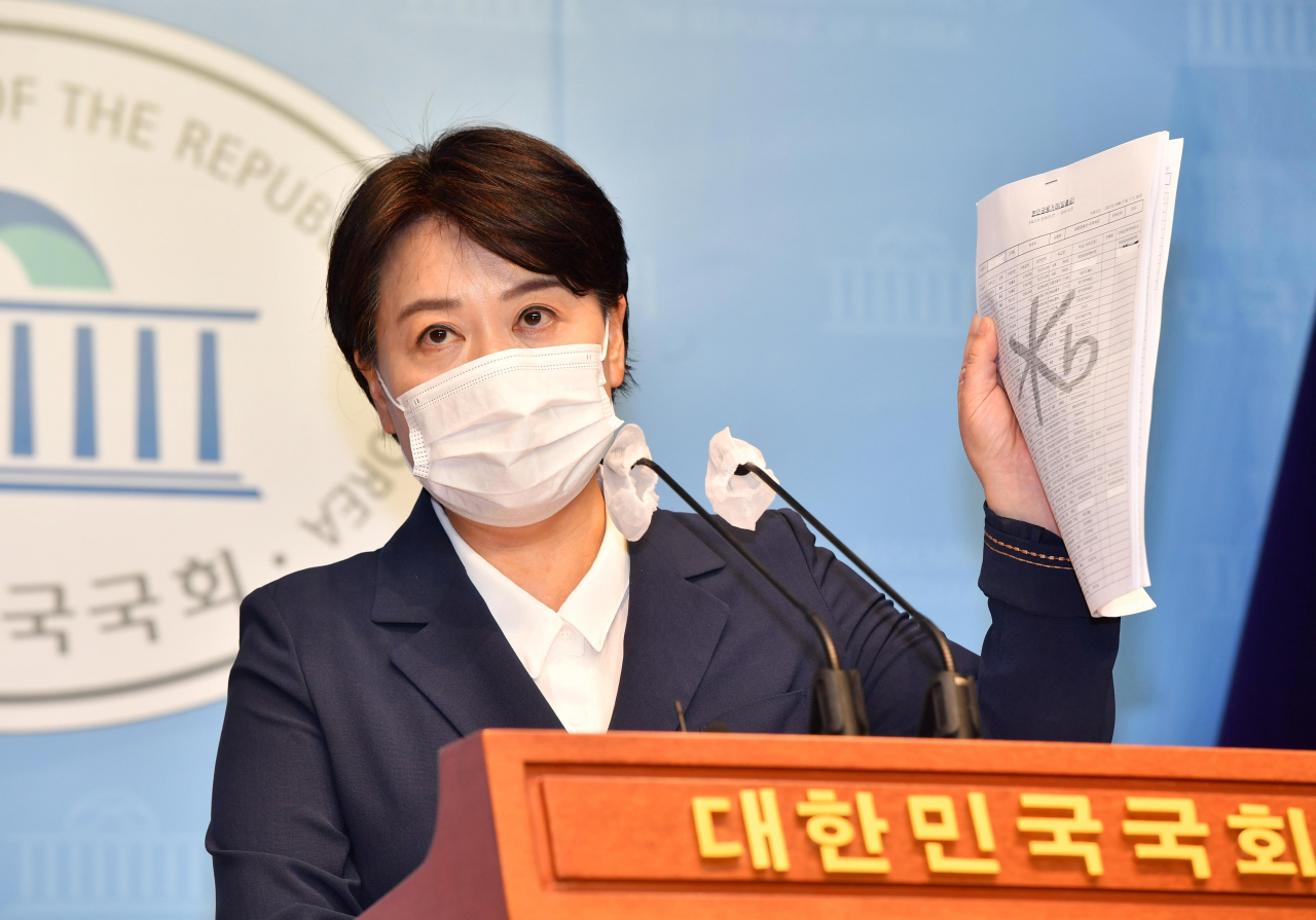 윤희숙 국민의힘 의원이 27일 오후 서울 여의도 국회 소통관에서 최근 윤 의원과 관련한 의혹에 대해 기자회견을 하고 있다. 이상섭 기자