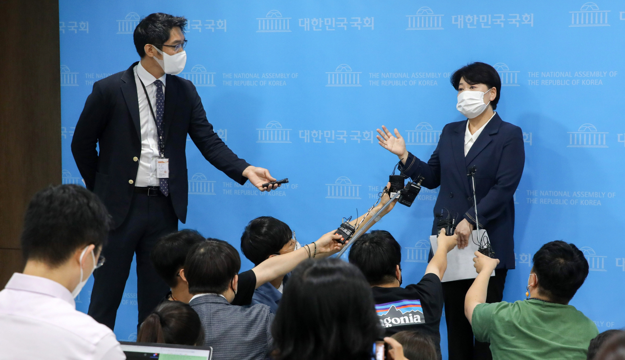 윤희숙 국민의힘 의원이 지난 27일 오후 서울 여의도 국회 소통관에서 기자회견을 마친 뒤 취재진의 질문에 대해 답변하고 있다. [이상섭 기자/babtong@heraldcorp.com]
