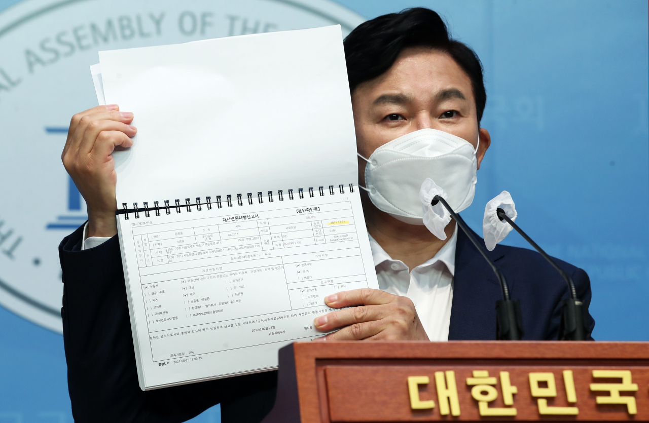 국민의힘 대선 예비후보인 원희룡 전 제주지사가 30일 오전 국회 소통관에서 지난 10년간 본인과 가족의 재산 내용을 공개하고 있다. 이상섭 기자