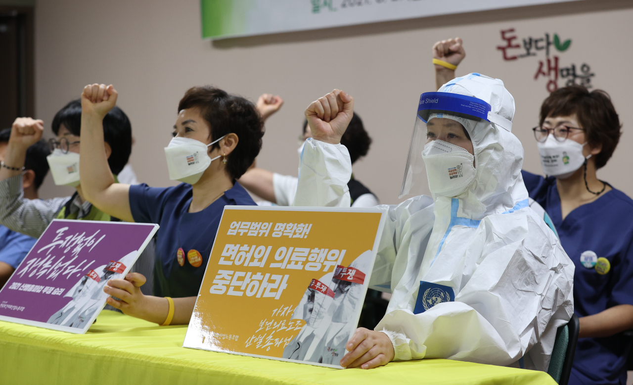 보건의료노조는 인력 확충과 공공의료 확충 등을 요구하며 9월 2일부터 필수인력을 남기고 총파업에 돌입한다. 27일 오전 서울 영등포구 보건의료노조에서 열린 산별 총파업 찬반투표 결과 발표 기자회견에서 보건의료노조 관계자들이 구호를 외치는 모습. [연합]