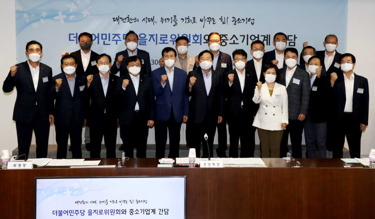 (앞줄 왼쪽 3번째부터)김경만·이동주 더불어민주당 의원과 이학영 국회 산자중기위원장, 김기문 중소기업중앙회장, 진성준 을지로위원회 위원장, 김분희 한국여성벤처협회 회장 등이 30일 여의도 중소기업중앙회에서 간담회를 갖고, 현장의 어려움을 덜어줄 제도 개선안을 건의했다.[중소기업중앙회 제공]