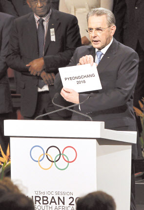 29일(현지시간) 별세한 자크 로게 국제올림픽위원회(IOC) 위원장이 지난 2011년 7월 6일 남아공 더반의 국제컨벤션센터에서 강원도 평창이 2018년 동계올림픽 개최지로 선정됐음을 보여주고 있다. [연합]