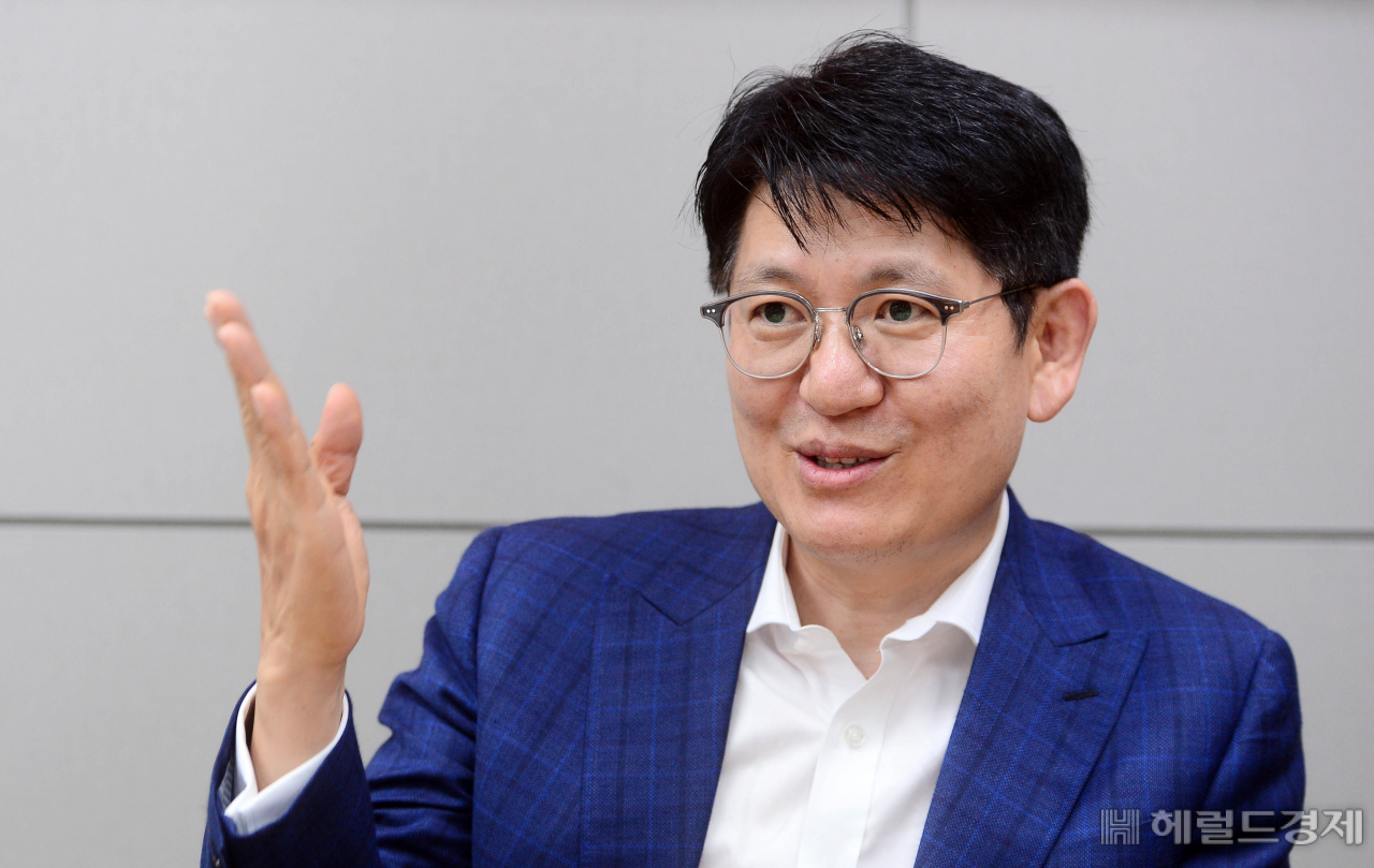 지난 24일 오후 서울 여의도 KCGI 본사에서 강성부 KCGI 대표가 본지와 인터뷰를 하고 있다. 그는 “높은 상속세·배당소득세로 고착화된 후진적 기업지배구조를 개선할 수 있다면 코리아 디스카운트 해소가 가능하다”고 주장했다. 이상섭 기자