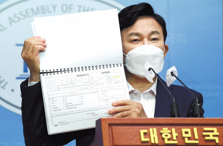 국민의힘 대선 예비후보인 원희룡 전 제주지사가 30일 오전 국회 소통관에서 지난 10년간 본인과 가족의 재산내역을 공개하고 있다. 이상섭 기자
