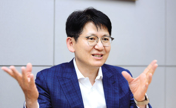 지난 24일 오후 서울 여의도 KCGI 본사에서 강성부 KCGI 대표가 본지와 인터뷰를 하고 있다. 그는 “높은 상속세·배당소득세로 고착화된 후진적 기업지배구조를 개선할 수 있다면 코리아 디스카운트 해소가 가능하다”고 주장했다. 이상섭 기자