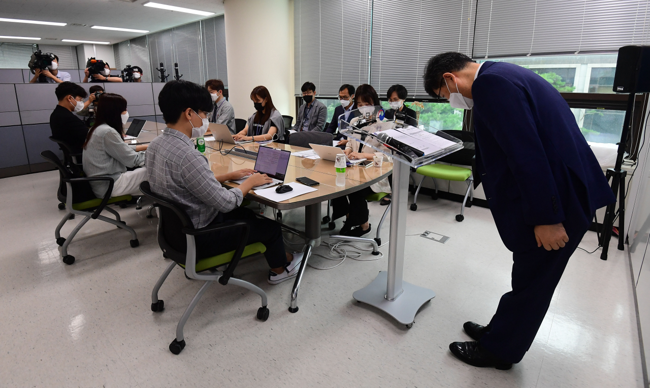 윤웅장 법무부 범죄예방정책국장이 30일 오전 서울 서초구 서울고검 내 법무부 의정관에서 전자감독대상자 전자장치 훼손 사건 경과·향후 재범 억제 방안 관련 브리핑을 하던 중 피해자와 국민들에게 사과의 인사를 하고 있다. [연합]