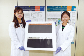 전기연 연구진이 실리콘·그래핀 복합 음극재 기반 대면적 음극 및 양극을 들고 있다. [한국전기연구원 제공]