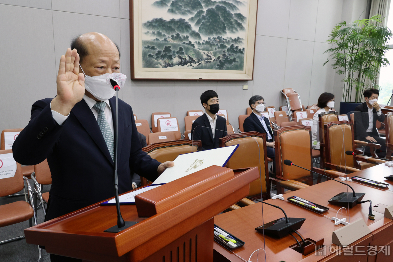 [헤럴드경제=이상섭 기자] 국가인권위원회 위원장후보자 인사청문회가 30일 서울 여의도 국회에서 열려 송두환 후보자가 선서하고 있다.