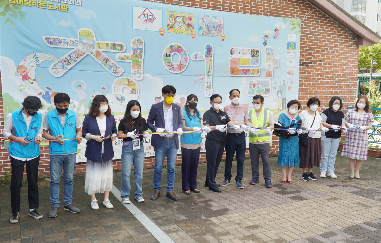 지난 28일 대선주조 박상현 양산지점장(왼쪽에서 일곱 번째), ㈜티알의 하미선 대표(왼쪽에서 여섯 번째) 등 양사 실무진을 비롯한 관계자들이 양산 청어람 아파트에서 돌리도(Dollydo) 출범 커팅식을 하고 있다. [대선주조 제공]