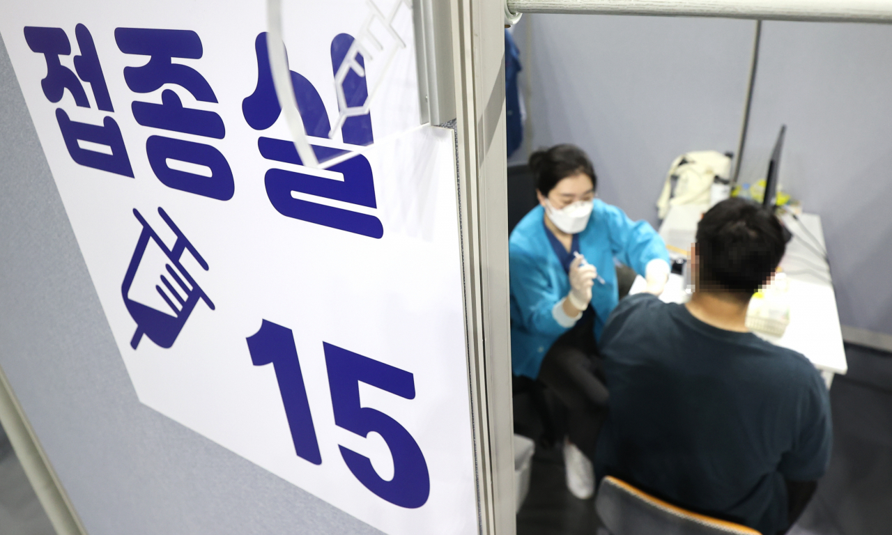 국내 신종 코로나바이러스 감염증(코로나19) 백신 1차 접종률이 55.8%를 넘어선 가운데 30일 오전 서울 동작구 사당종합체육관에 마련된 코로나19 예방접종센터의 모습. 정부는 3분기 주력 대상군인 18&sim;49세 접종률을 최대한 끌어올려 다음달 추석 연휴 전에 전 국민의 70%인 3600만명에 대한 1차 접종을 마치겠다는 계획이다. 이를 위해서는 앞으로 3주간 700만명 이상이 1차 접종을 받아야 한다. [연합]