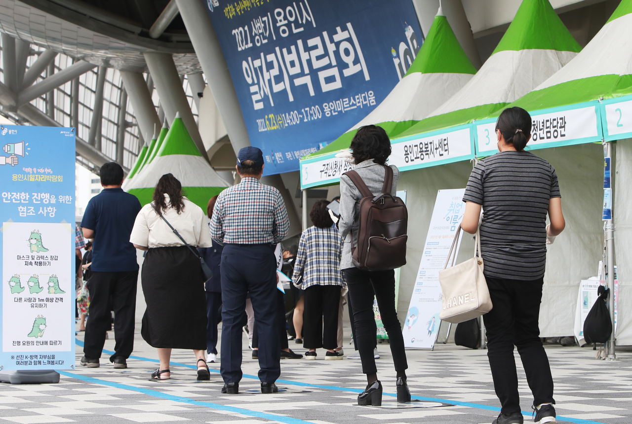 2021 상반기 용인시 일자리 박람회에 참석한 구직자들 .[연합]