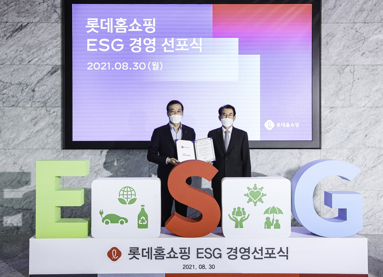 롯데홈쇼핑은 이달 30일 서울 영등포구 양평동 본사에서 ESG경영 선포식을 갖고, ESG위원회 설립을 발표했다. 왼쪽부터 롯데홈쇼핑 이완신 대표, ESG위원회 강철규 위원장 위원장.[롯데홈쇼핑 제공]
