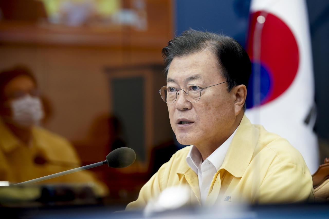 President Moon Jae-in speaks at a weekly meeting with aides at Cheong Wa Dae on Monday. (Cheong Wa Dae)