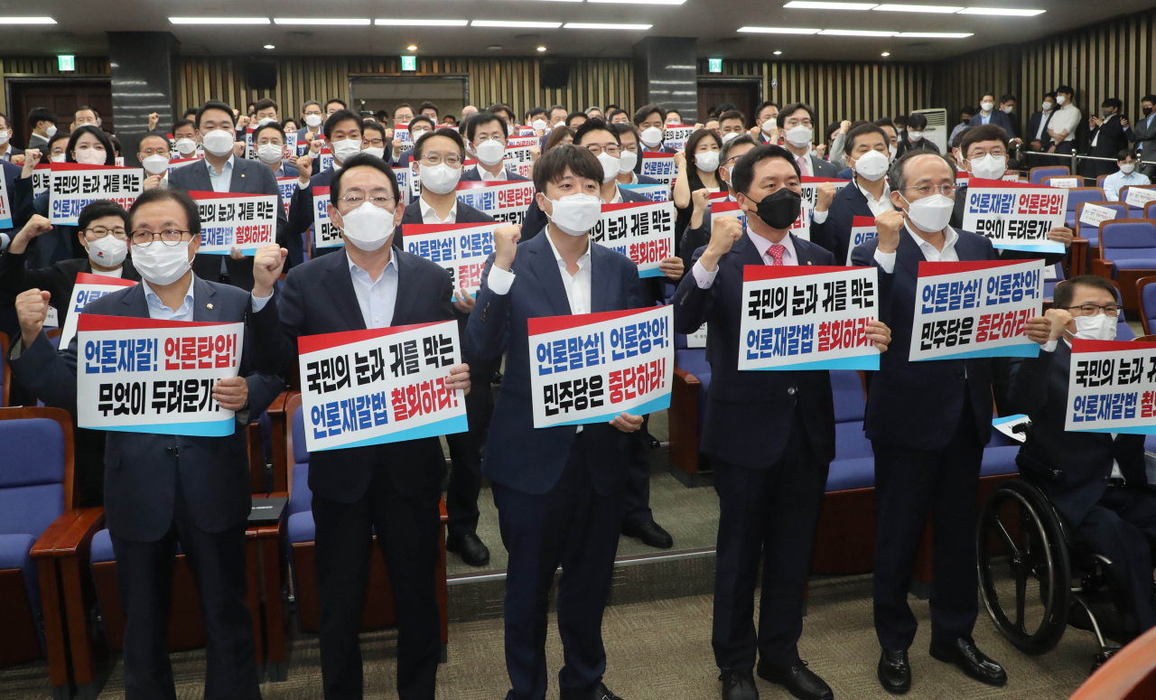 이준석 국민의힘 대표와 김기현 원내대표 등 의원들이 30일 서울 여의도 국회에서 열린 현안관련 긴급보고에서 '언론중재법' 철회를 요구하고 있다. [헤럴드경제=이상섭 기자]