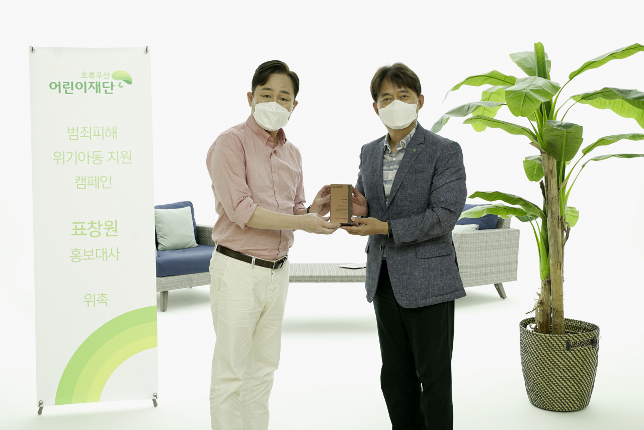 홍창표 초록우산어린이재단 부회장(오른쪽)이 29일 서울 강남구 소재 한 스튜디오에서 표창원 범죄과학연구소장을 범죄피해 위기아동 홍보대사로 위촉하고 있다. [초록우산어린이재단 제공]