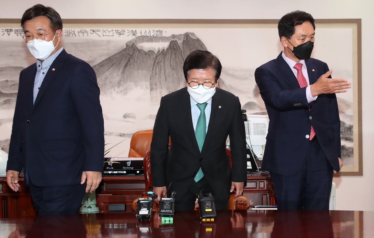 윤호중 더불어민주당 원내대표(왼쪽)와 김기현 국민의힘 원내대표(오른쪽)가 30일 서울 여의도 국회에서 박병석 국회의장 주재로 회동, 기념촬영을 마치고 자리로 향하고 있다. [헤럴드경제=이상섭 기자]
