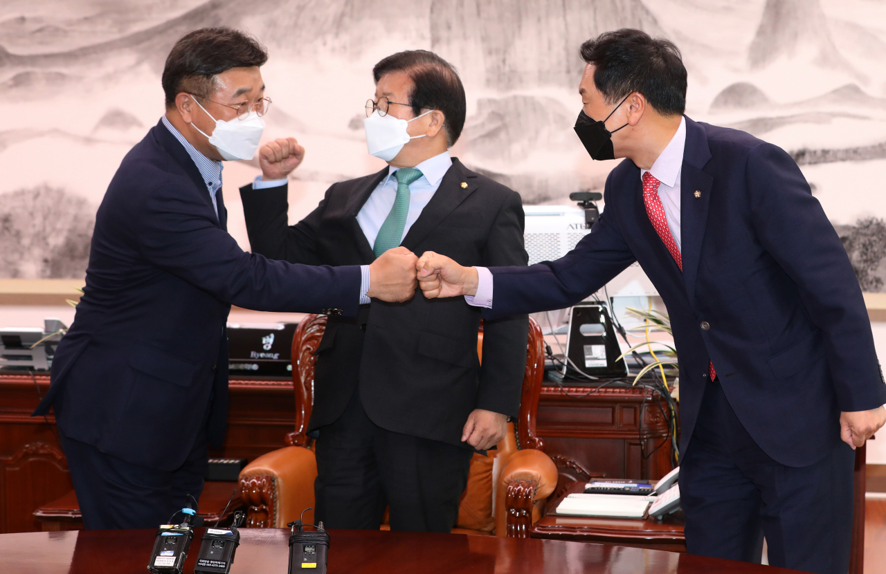 윤호중 더불어민주당 원내대표(왼쪽)와 김기현 국민의힘 원내대표(오른쪽)가 30일 서울 여의도 국회에서 박병석 국회의장(가운데) 주재로 회동하며 인사하고 있다. [헤럴드경제=이상섭 기자]