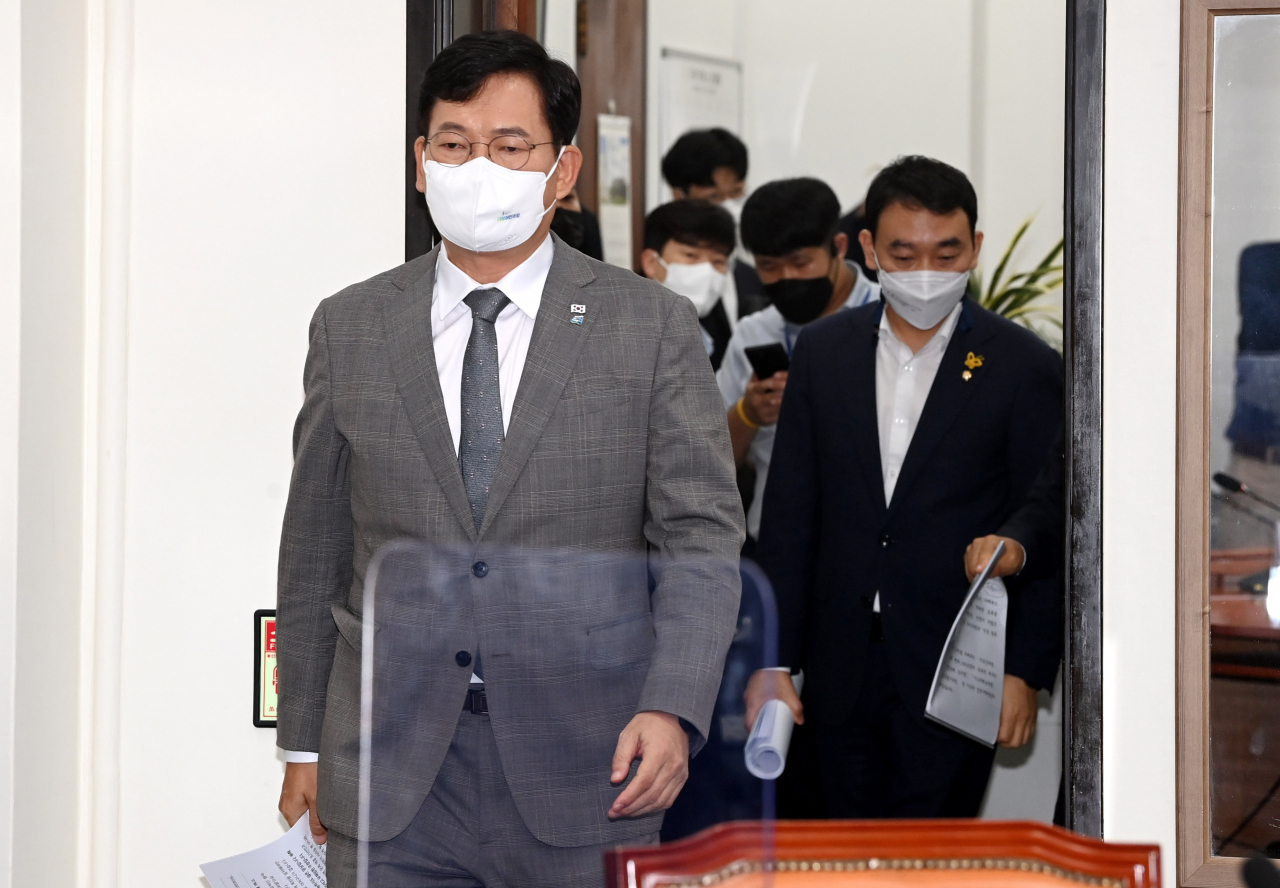 송영길 더불어민주당 대표가 30일 오전 국회에서 열린 최고위원회의에 입장하고 있다. [헤럴드경제=이상섭 기자]