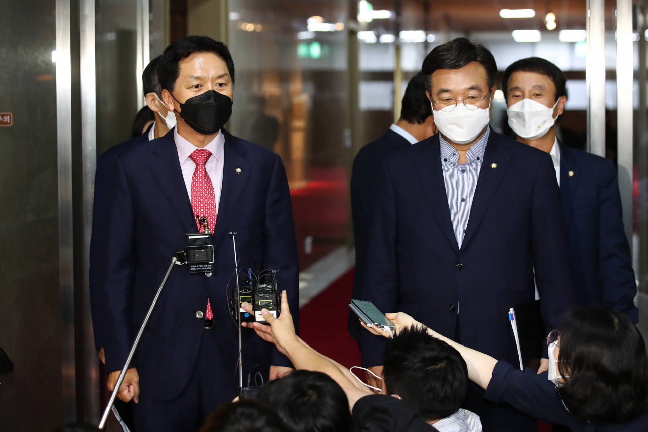 김기현 국민의힘 원내대표(왼쪽)와 윤호중 더불어민주당 원내대표(오른쪽)가 30일 오후 국회 의장실에서 회동을 마친 뒤 나와 취재진 질문에 답하고 있다. 두 원내대표는 '언론중재법' 본회의 상정과 관련해 협의점을 찾지못해 오후 9시에 다시 회동하겠다는 입장을 밝혔다. [연합]