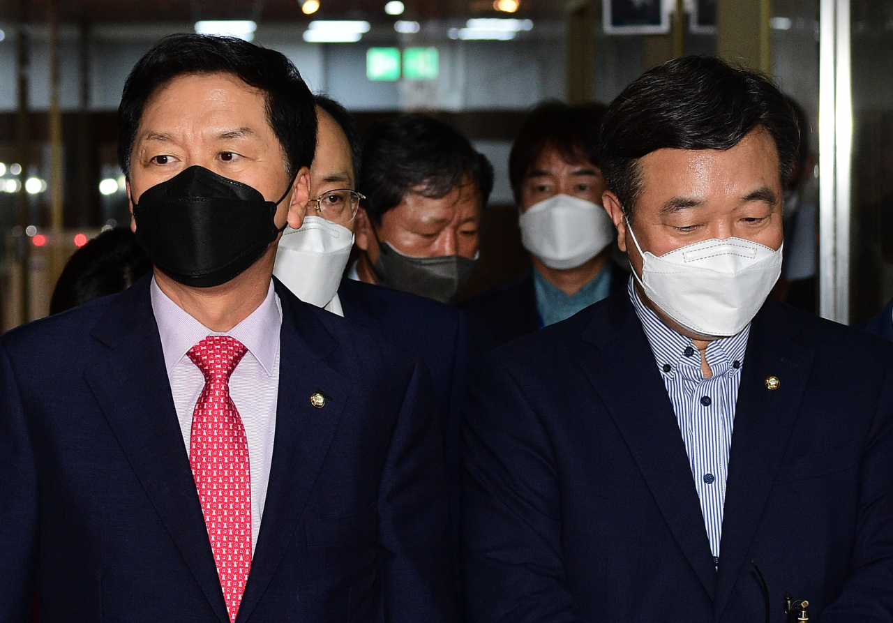 윤호중 더불어민주당 원내대표(오른쪽)와 김기현 국민의힘 원내대표(왼쪽)가 30일 국회 의장실에서 4차 회동을 마친 뒤 나오고 있다. 여야 원내대표는 '언론중재법' 본회의 상정과 관련해 협의점을 찾지 못해 31일 10시에 다시 회동하겠다는 입장을 밝혔다. [연합]