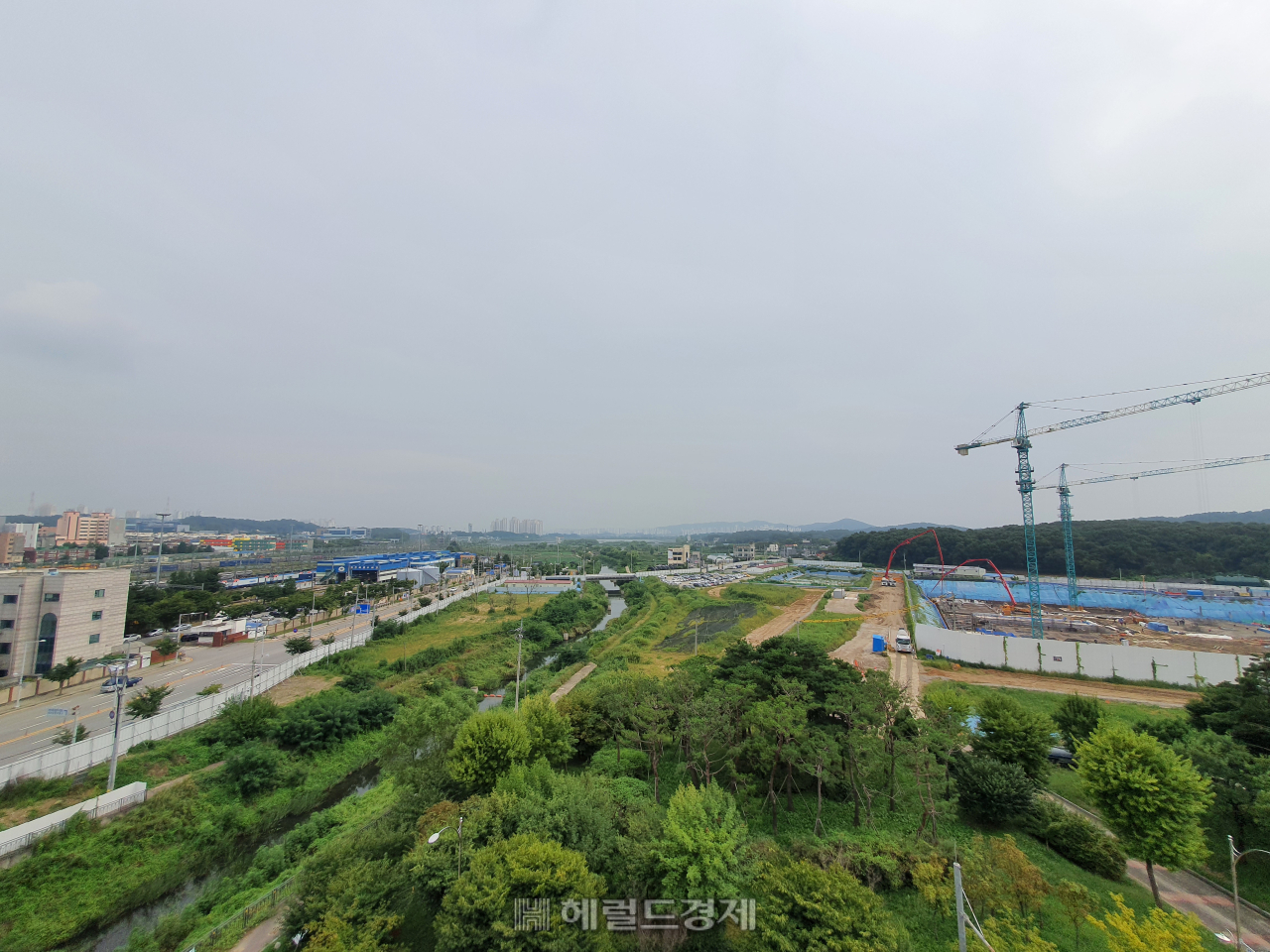 지난 30일 신도시급 신규 택지로 선정된 의왕·군포·안산지구 중 의왕시 초평동 일대를 건물 위에서 조망했다. 멀리 왕송호수가 보인다. 오른쪽 공사 중인 곳은 의왕초평신혼희망타운아파트다. 이민경 기자