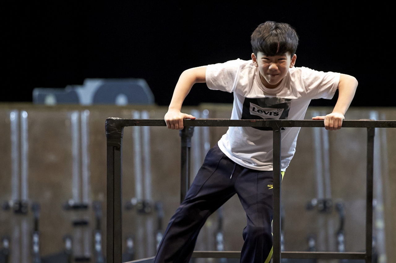 ‘빌리 엘리어트’ 중 ‘앵그리 댄스(Angry Dance)’를 선보이는 빌리 역의 이우진 [신시컴퍼니 제공]