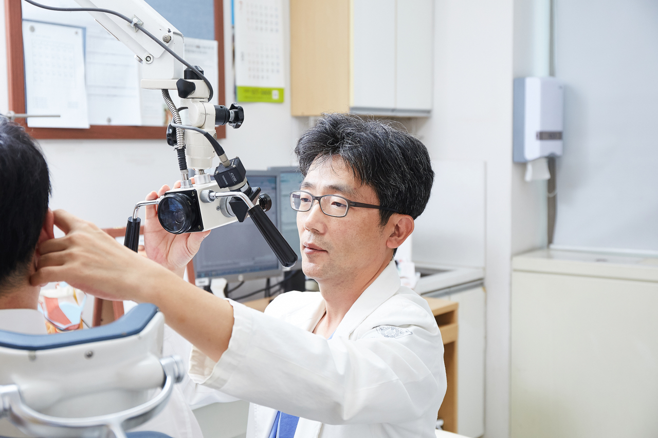 최근에는 난청이 인지능력 저하와 치매 발생의 위험요인으로 작용할 수 있다는 연구결과도 있습니다. 난청을 제때 치료하지 않으면 인지능력이 계속 저하되기 때문에 빨리 진단받고 청각재활을 하는 것이 중요합니다.