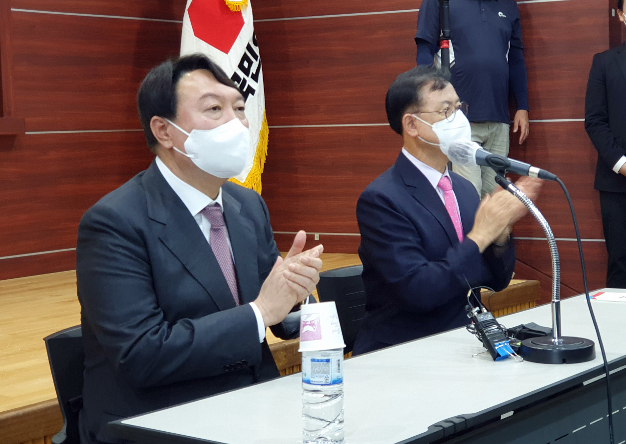 국민의힘 대권주자인 윤석열 전 검찰총장이 지난 30일 오전 충남 천안시 동남구 국민의힘 충남도당 사무실을 방문하고 있다. 오른쪽은 국민의힘 충남도당위원장 이명수 의원. [연합]