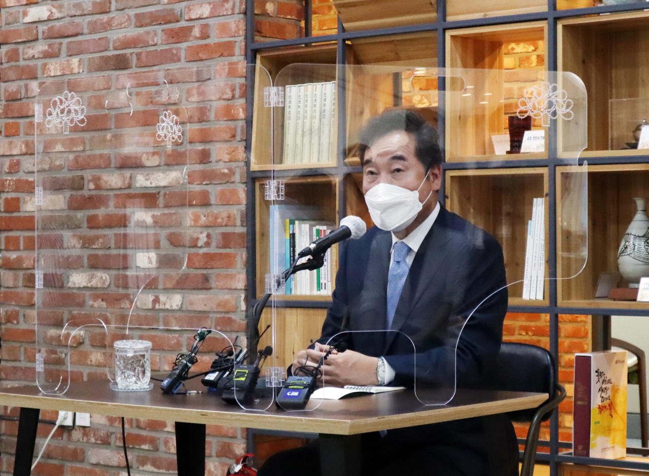 이낙연 더불어민주당 대선 경선후보가 지난 30일 충남도청을 방문한 자리에서 "대통령에 당선되면 충청권 인사를 초대 총리로 삼겠다"고 말하고 있다. [연합]