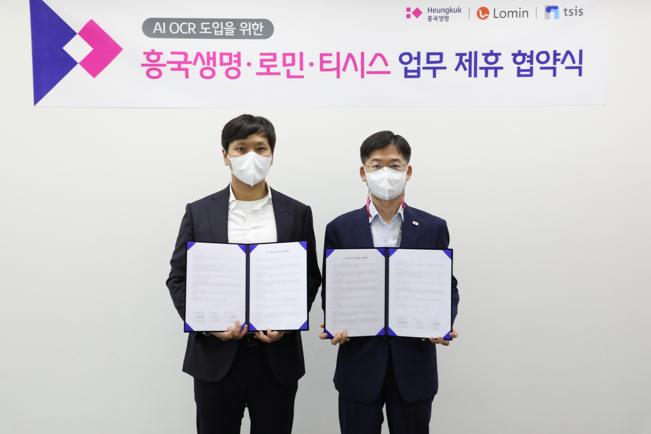 조흥동 흥국생명 보험금실사실장(오른쪽)과 강지홍 로민 대표(왼쪽)가 30일 서울 흥국생명 본사에서 열린 AI OCR 사업 협약식에서 기념촬영을 하고 있다. [흥국생명 제공]
