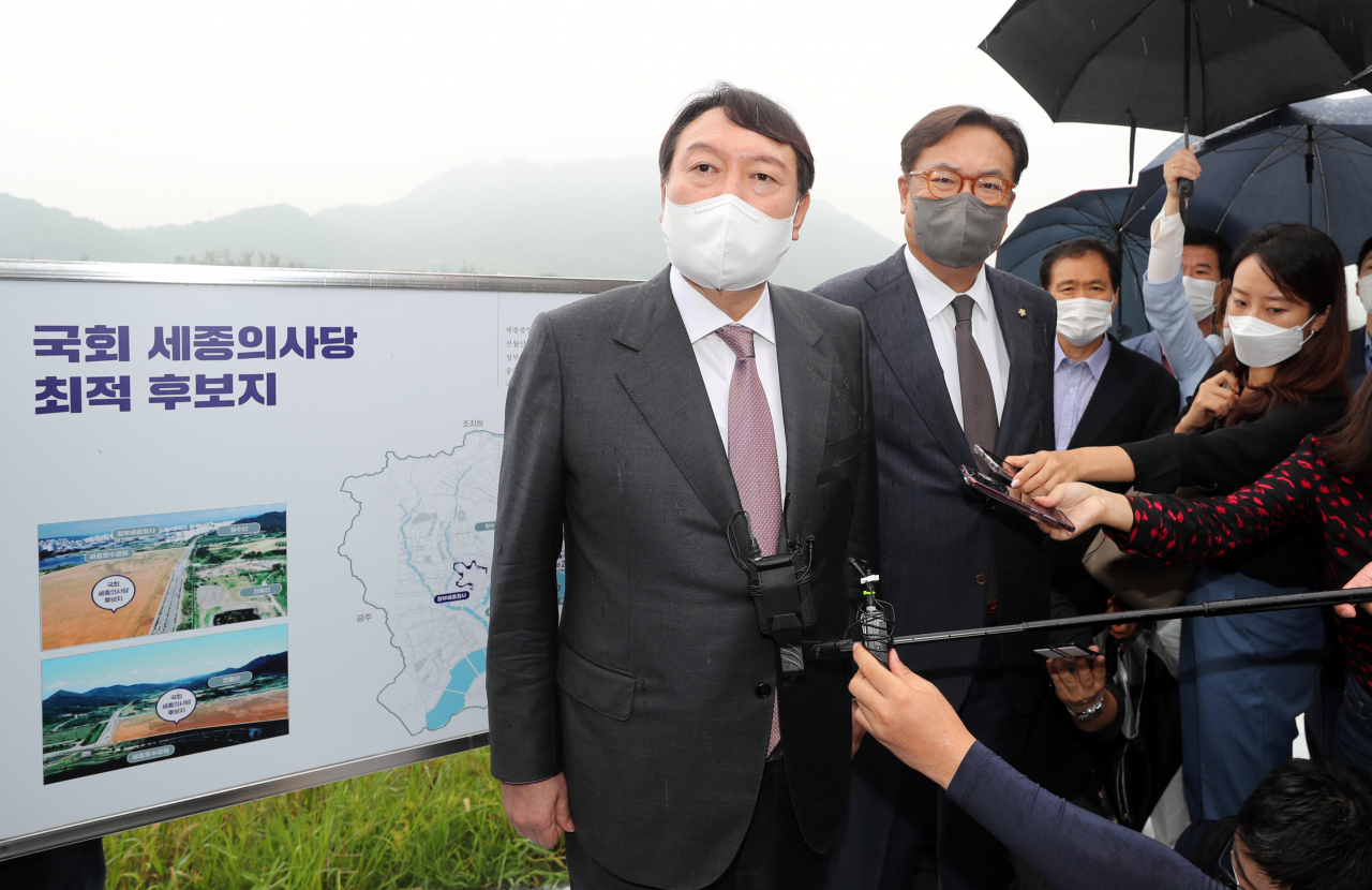 국민의힘 대선주자인 윤석열 전 검찰총장이 30일 오전 국회 세종의사당 예정 부지를 찾아 현황을 살피고 있다. [연합]
